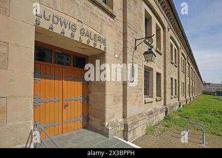 Entrée et porte de la Galerie Ludwig avec inscription et bannière, Musée, Saarlouis, Sarre, Allemagne Banque D'Images