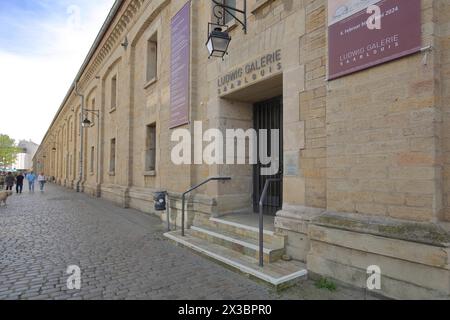 Entrée et porte de la Galerie Ludwig avec inscription et bannière, Musée, Saarlouis, Sarre, Allemagne Banque D'Images