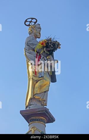 Sculpture Simon Pierre avec clé et bouquet de fleurs à la Fontaine Saint-Pierre, autoportant, apôtre, saint, halo, symbole du ciel, fontaine, principal Banque D'Images