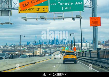 Pont Pulaski Skyway entre l'aéroport de Newark et New York, avec l'horizon de Manhattan en arrière-plan Banque D'Images