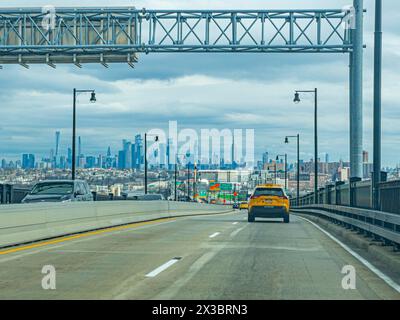 Pont Pulaski Skyway entre l'aéroport de Newark et New York, avec l'horizon de Manhattan en arrière-plan Banque D'Images