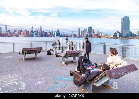 North 5th : Pier and Park, Williamsburg, Brooklyn, New York, avec vue sur Manhattan, New York City, USA Banque D'Images