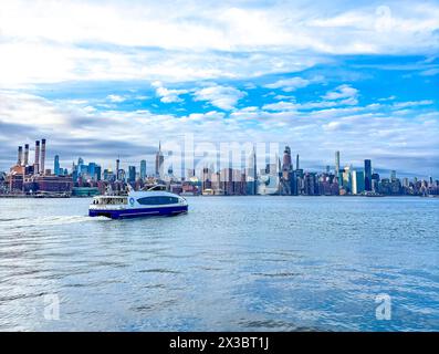 Ferry du New York City Ferry Service sur l'East River avec pour toile de fond Manhattan, New York City, États-Unis Banque D'Images