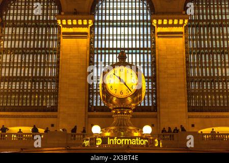 La célèbre horloge opale à quatre côtés du centre d'information dans le hall principal de Grand Central Station, la gare principale de New York, Midtown Banque D'Images