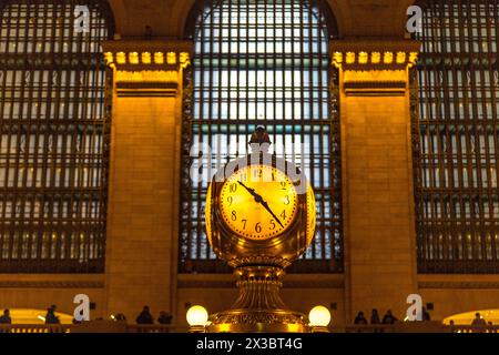 La célèbre horloge opale à quatre côtés du centre d'information dans le hall principal de Grand Central Station, la gare principale de New York, Midtown Banque D'Images