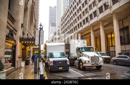 Scène de rue sous la pluie devant l'entrée latérale de Grand Central Station sur East 45th Manhattan New York, Midtown Manhattan, New York Banque D'Images