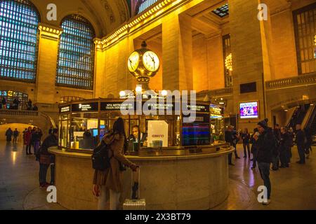 La célèbre horloge opale à quatre côtés du centre d'information dans le hall principal de Grand Central Station, la gare principale de New York, Midtown Banque D'Images