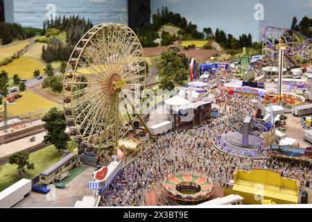 Parc d'attractions, foire, grande roue au Miniatur Wunderland à Hambourg, Allemagne Banque D'Images