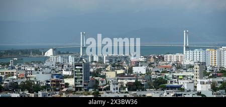 Vue sur la ville avec le pont Thuan Phuoc à Da Nang, Vietnam. Banque D'Images