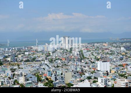 Vue sur la ville avec le pont Thuan Phuoc à Da Nang, Vietnam. Banque D'Images