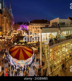 Marché de Noël devant la cathédrale sur Muensterplatz, Ulm, Bade-Wuerttemberg, haute-Souabe, Allemagne, Ulm, Bade-Wuertemberg, Allemagne Banque D'Images