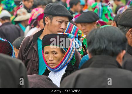 Femme de la tribu indigène des collines des Hmong noirs en costume traditionnel avec une écharpe colorée sur son visage, au marché du dimanche Banque D'Images