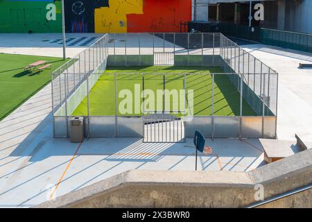 Petit terrain de football clôturé à Barcelone, Espagne Banque D'Images