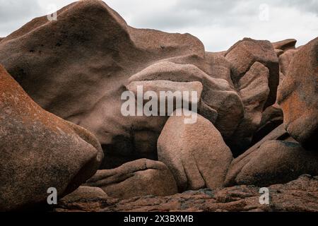 Rochers bizarres sur la Côte de granit Rose - Côte de granit Rose - en Bretagne, France Banque D'Images