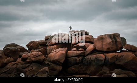 Rochers bizarres sur la Côte de granit Rose - Côte de granit Rose - en Bretagne, France Banque D'Images