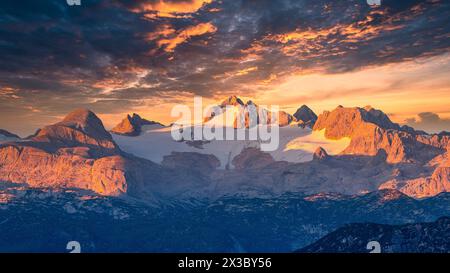 Alpenglow sur le massif de Dachstein en automne, Salzkammergut, Autriche Banque D'Images