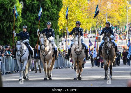 Melbourne, Australie. 25 avril 2024. Des policiers à cheval sont vus en train de diriger la parade de l'Anzac Day au mémorial du sanctuaire du souvenir à Melbourne. (Photo de Alexander Bogatyrev/SOPA images/SIPA USA) crédit : SIPA USA/Alamy Live News Banque D'Images