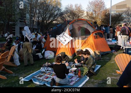 Boston, États-Unis. 25 avril 2024. Les étudiants qui manifestent dans le campement de l'université Northeastern sont assis près de tentes au Centennial Common. Les étudiants demandent au gouvernement israélien et aux entreprises de se désinvestir de leur université. Plus tôt dans la journée, la police de Boston en tenue anti-émeute avait encerclé la chaîne étudiante menaçant de fermer leur campement. (Photo de Vincent Ricci/SOPA images/SIPA USA) crédit : SIPA USA/Alamy Live News Banque D'Images