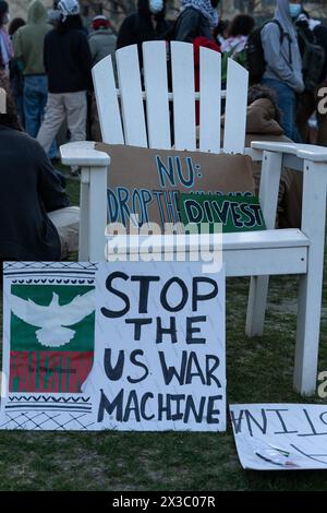 Boston, États-Unis. 25 avril 2024. Placard se trouve sur des chaises de pelouse au Centennial Common sur le campus de l'Université Northeastern. Les étudiants demandent au gouvernement israélien et aux entreprises de se désinvestir de leur université. Plus tôt dans la journée, la police de Boston en tenue anti-émeute avait encerclé la chaîne étudiante menaçant de fermer leur campement. (Photo de Vincent Ricci/SOPA images/SIPA USA) crédit : SIPA USA/Alamy Live News Banque D'Images