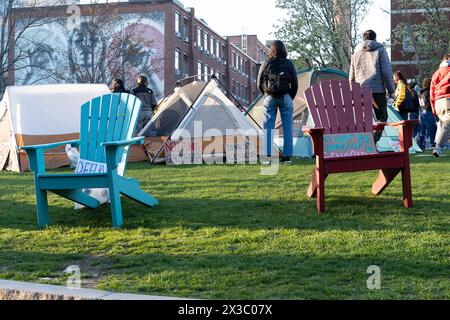 Boston, États-Unis. 25 avril 2024. Placard se trouve sur des chaises de pelouse au Centennial Common sur le campus de l'Université Northeastern. Les étudiants demandent au gouvernement israélien et aux entreprises de se désinvestir de leur université. Plus tôt dans la journée, la police de Boston en tenue anti-émeute avait encerclé la chaîne étudiante menaçant de fermer leur campement. (Photo de Vincent Ricci/SOPA images/SIPA USA) crédit : SIPA USA/Alamy Live News Banque D'Images