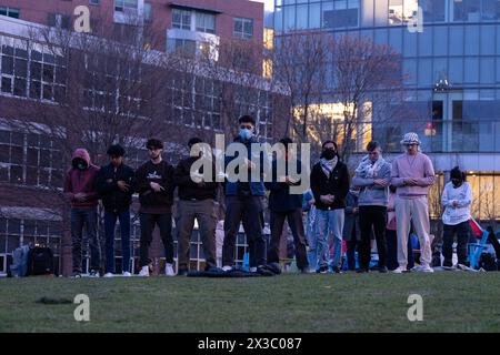 Boston, États-Unis. 25 avril 2024. Un groupe de manifestants pro-gaza font la prière dans un campement universitaire à l'Université Northeastern. Les étudiants demandent au gouvernement israélien et aux entreprises de se désinvestir de leur université. Plus tôt dans la journée, la police de Boston en tenue anti-émeute avait encerclé la chaîne étudiante menaçant de fermer leur campement. (Photo de Vincent Ricci/SOPA images/SIPA USA) crédit : SIPA USA/Alamy Live News Banque D'Images