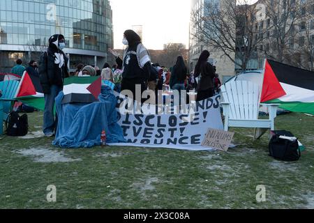 Boston, États-Unis. 25 avril 2024. Les élèves s'assoient et se tiennent debout autour des bords du campement avec une bannière déclarant leurs revendications. Les étudiants demandent au gouvernement israélien et aux entreprises de se désinvestir de leur université. Plus tôt dans la journée, la police de Boston en tenue anti-émeute avait encerclé la chaîne étudiante menaçant de fermer leur campement. (Photo de Vincent Ricci/SOPA images/SIPA USA) crédit : SIPA USA/Alamy Live News Banque D'Images