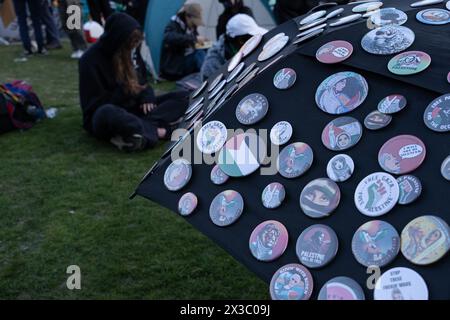 Boston, États-Unis. 25 avril 2024. Un manifestant pose des épingles pro-palestiniennes sur un parapluie au camp de l'université du Nord-est. Les étudiants demandent au gouvernement israélien et aux entreprises de se désinvestir de leur université. Plus tôt dans la journée, la police de Boston en tenue anti-émeute avait encerclé la chaîne étudiante menaçant de fermer leur campement. (Photo de Vincent Ricci/SOPA images/SIPA USA) crédit : SIPA USA/Alamy Live News Banque D'Images