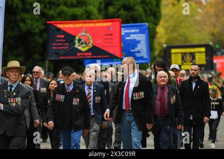 Melbourne, Australie. 25 avril 2024. Un groupe de vétérans défilent pendant la parade de l'Anzac Day au mémorial du sanctuaire du souvenir à Melbourne. Crédit : SOPA images Limited/Alamy Live News Banque D'Images