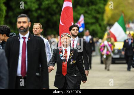 Melbourne, Australie. 25 avril 2024. Un vétéran turc marche pendant le défilé de la journée Anzac au mémorial du Sanctuaire du souvenir à Melbourne. Crédit : SOPA images Limited/Alamy Live News Banque D'Images