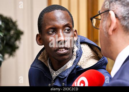 Paris, France. 25 avril 2024. Journaliste français pour l'émission de télévision quotidien de TMC Abda Sall lors d'une conférence de presse pour présenter les plans de sécurité pour la cérémonie d'ouverture des Jeux Olympiques à la Préfecture de police à Paris, France, le 25 avril 2024. Photo de Victor Joly/ABACAPRESS.COM crédit : Abaca Press/Alamy Live News Banque D'Images