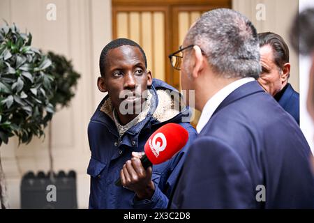 Paris, France. 25 avril 2024. Journaliste français pour l'émission de télévision quotidien de TMC Abda Sall lors d'une conférence de presse pour présenter les plans de sécurité pour la cérémonie d'ouverture des Jeux Olympiques à la Préfecture de police à Paris, France, le 25 avril 2024. Photo de Victor Joly/ABACAPRESS.COM crédit : Abaca Press/Alamy Live News Banque D'Images