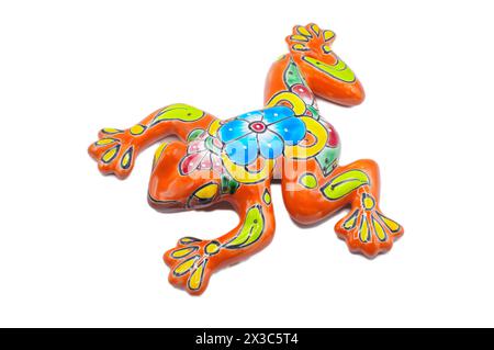 Poterie en céramique mexicaine Pueblo style adobe d'un art mural extérieur d'intérieur grenouille d'arbre coloré, peint à la main multicolore bleu, rouge, orange avec fleur p Banque D'Images