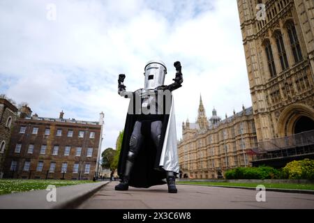 Photo du dossier datée du 25/04/24 du candidat à l'élection du maire de Londres, le comte Binface, posant devant le Parlement sur College Green, au centre de Londres. Le guerrier de l'espace intergalactique auto-décrit dit qu'il renommerait London Bridge, ferait que les patrons de Thames Water « prennent un plongeon » dans la rivière, et affirme qu'il n'a jamais entendu parler de son adversaire conservateur Susan Hall. Date d'émission : vendredi 26 avril 2024. Banque D'Images