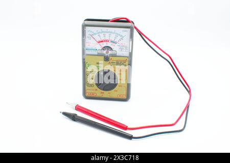 Multimètre Volt AC DC ohm testeur voltmètre de poche avec fil de test rouge positif et noir négatif, isolé sur fond blanc Banque D'Images