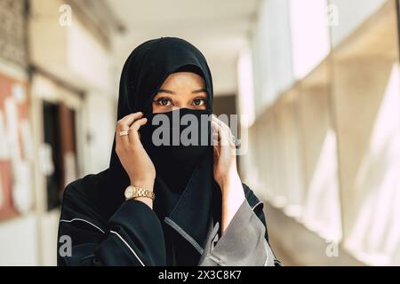 Femme niqab musulmane Fermer cacher son visage. Fille saoudienne arabe gros plan visage fermé avec chador noir. Banque D'Images