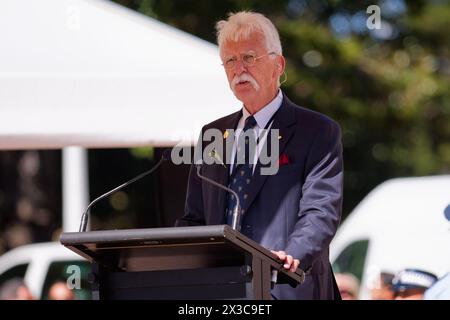 Sydney, Australie. 25 avril 2024. Maître de cérémonie, Gareth McCray prend la parole lors du service de commémoration de l'ANZAC Day à l'Anzac Memorial, Hyde Park South, le 25 avril 2024 à Sydney, Australie crédit : IOIO IMAGES/Alamy Live News Banque D'Images