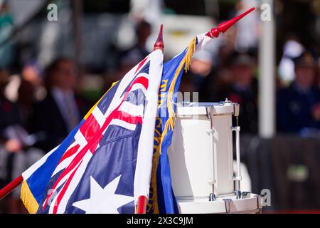 Sydney, Australie. 25 avril 2024. Scots College Colour Party Flags et Scots College Pipes and Drums pendant le service de commémoration de l'ANZAC Day à l'Anzac Memorial, Hyde Park South, le 25 avril 2024 à Sydney, Australie crédit : IOIO IMAGES/Alamy Live News Banque D'Images