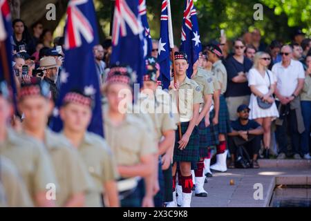 Sydney, Australie. 25 avril 2024. Scots College Cadet Unit and Flag Orderlies pendant le service de commémoration du jour de l'ANZAC à l'Anzac Memorial, Hyde Park South, le 25 avril 2024 à Sydney, Australie crédit : IOIO IMAGES/Alamy Live News Banque D'Images