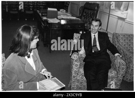 JOHN REDWOOD, INTERVIEW, 1993 : le secrétaire d'État au pays de Galles John Redwood est interviewé pour un article de journal de Colette Hume au bureau gallois de Whitehall, Londres, le 16 novembre 1993. Photo : Rob Watkins. INFO : John Redwood, un politicien conservateur britannique né le 15 juin 1951 à Douvres, en Angleterre, est député de Wokingham depuis 1987. Connu pour son ardent euroscepticisme, il occupe divers postes ministériels, dont celui de secrétaire d'État au pays de Galles, et joue un rôle clé dans l'élaboration de la politique conservatrice. Banque D'Images