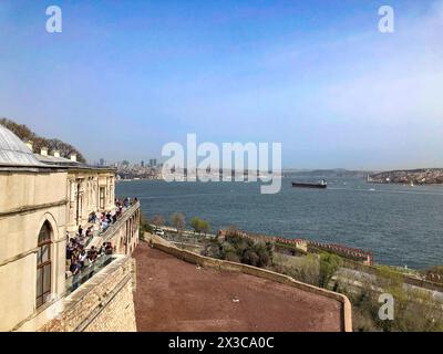 Istanbul, Turquie - 1er avril 2024 : les gens apprécient la vue du palais de Topkapi au Bosphore. Banque D'Images