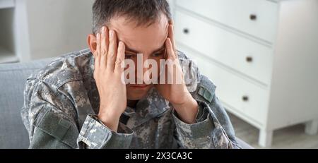 Soldat mature stressé au cabinet du psychologue. Bannière pour la Journée nationale de sensibilisation au SSPT Banque D'Images