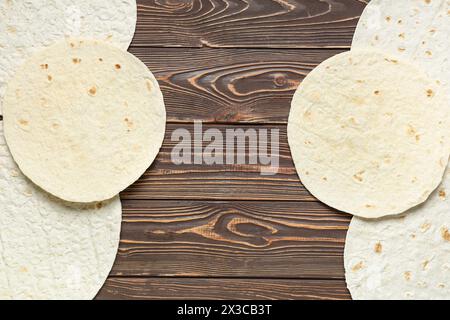 Lavash mince sur fond en bois Banque D'Images