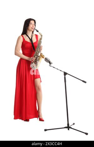 Belle femme avec saxophone et microphone sur fond blanc Banque D'Images