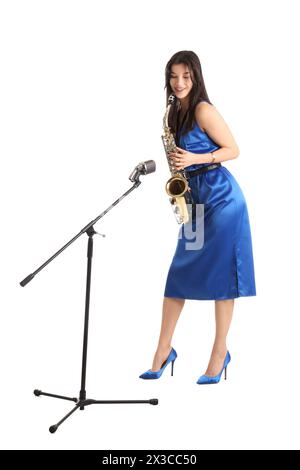 Belle jeune femme avec saxophone et microphone sur fond blanc Banque D'Images