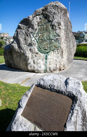 Le navire amiral HMS Sirius de la première flotte, plaque and 1989 bas relief célèbre les 200 ans de la colonisation européenne à Mosman, Sydney, Australie Banque D'Images