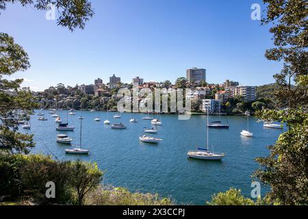 Voiliers et yachts amarrés à Mosman Bay sur la rive nord inférieure de Sydney, avec des maisons en bord de mer à Mosman, Sydney, Nouvelle-Galles du Sud, Australie Banque D'Images