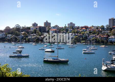 Mosman Bay sur le port de Sydney, yachts à voile et bateaux amarrés dans la baie avec des maisons Mosman et des maisons avec vue sur le port, Sydney, Nouvelle-Galles du Sud, Australie, 2024 Banque D'Images