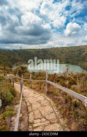 Lac Guatavita (Laguna Guatavita) situé dans la Cordillère orientale des Andes colombiennes. Site sacré des indiens Muisca indigènes. Cundinamarca de Banque D'Images