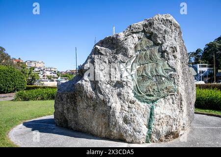 Le navire amiral HMS Sirius de la première flotte, plaque and 1989 bas relief célèbre les 200 ans de la colonisation européenne à Mosman, Sydney, Australie Banque D'Images