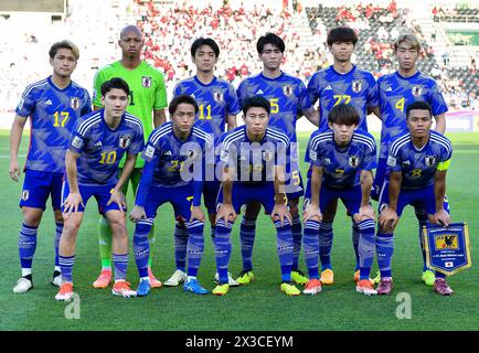 Doha, Qatar. 25 avril 2024. Les joueurs débutants du Japon s'alignent avant le match quart de finale entre le Qatar et le Japon lors du tournoi de football AFC U23 Asian Cup Qatar 2024 à Doha, Qatar, le 25 avril 2024. Crédit : Nikku/Xinhua/Alamy Live News Banque D'Images